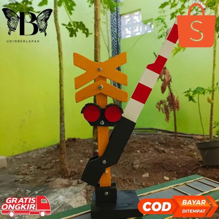 Cuci Gudang KT78 Miniatur Palang Pintu Kereta Api Versi 2 - Kereta Api Kayu Surabaya Hemat Terlaris