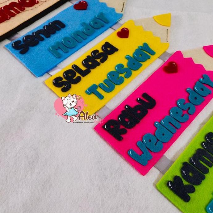 Hiasan dinding dinding kelas SD TK nama hari