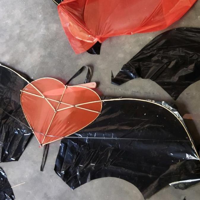 New- layangan love bersayap sudah tes terbang ukuran 125cm