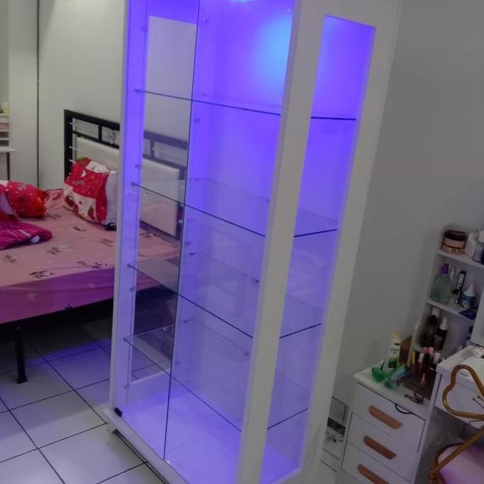 LEMARI TAS KACA LAMPU 3 WARNA BIRU MODERN MINIMALIS