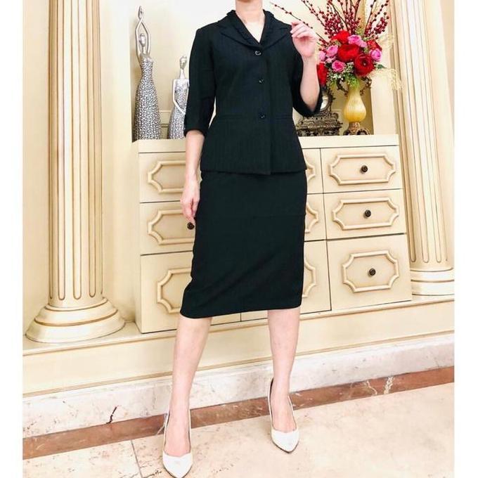 One set blazer dan rok.  Satu set blazer wanita. Set blazer dan rok