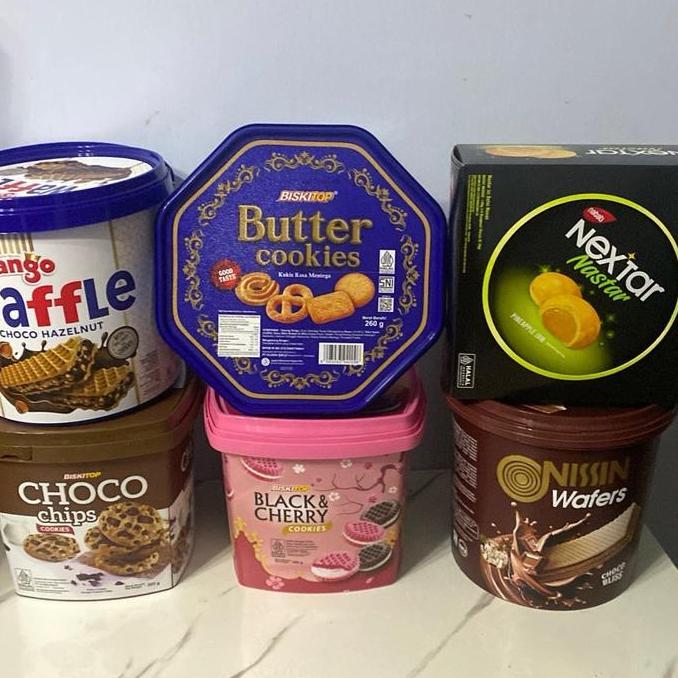 Paket jajan kaleng 6 mcm: nextar nanas,butter cookies biru,tanggo wafle,chochochips,black chery pink