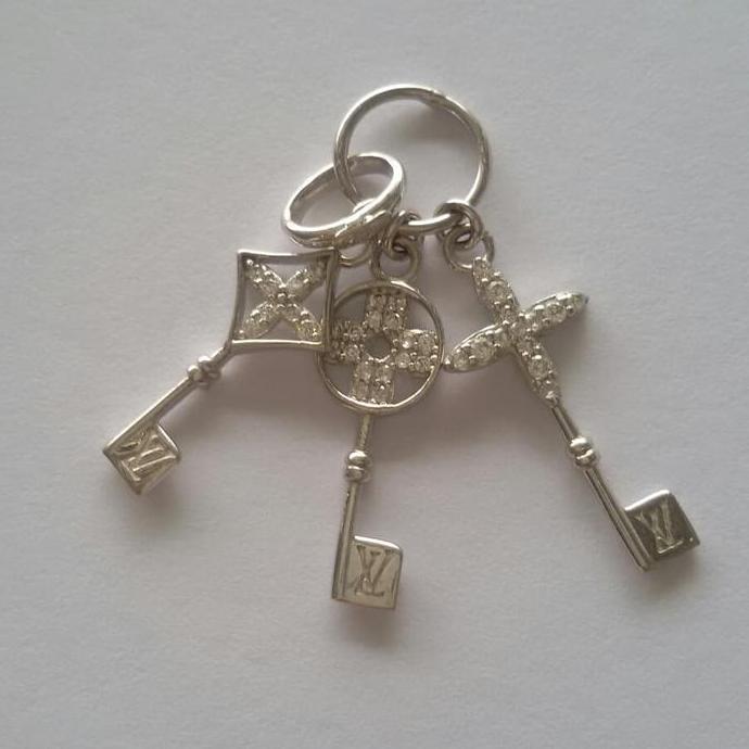 Terlaris Perhiasan Liontin Lv