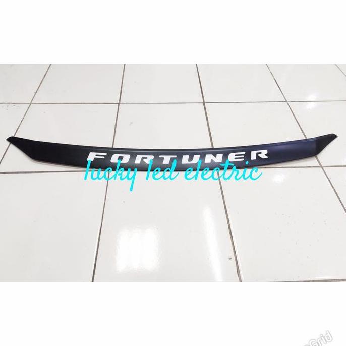 Lis Kap Mesin Emboss/Hood Molding Kap Mesin Fortuner 2016-2022 Putih Restock