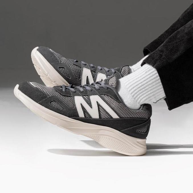 MARQUE ISAAC SERIES, Sepatu Sneakers Dark Grey & Silver Metallic