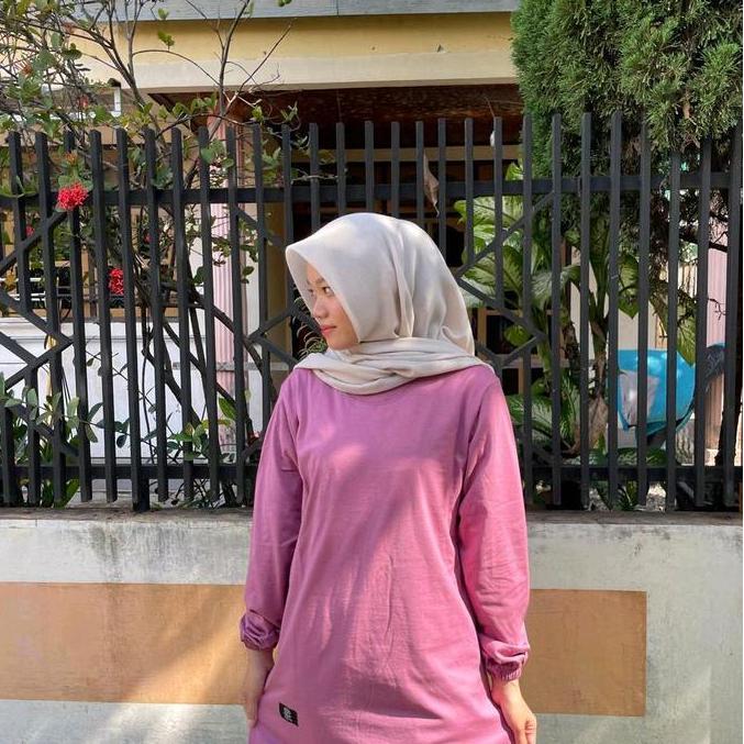 Atasan tunik kaos muslim wanita warna dusty pink lengan panjang ujung tangan karet kurut bagian bawa
