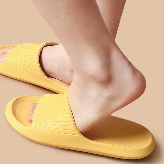 Kakikaki- Miniso Sandal Kamar Mandi Sol Lembut Bergaris Pria Sandal Yang Nyaman