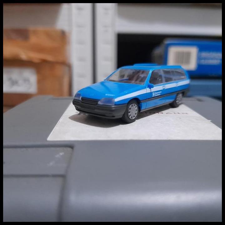 TERLARIS HERPA SKALA 1:87 - OPEL OMEGA GLS BIRU (HP197A) 