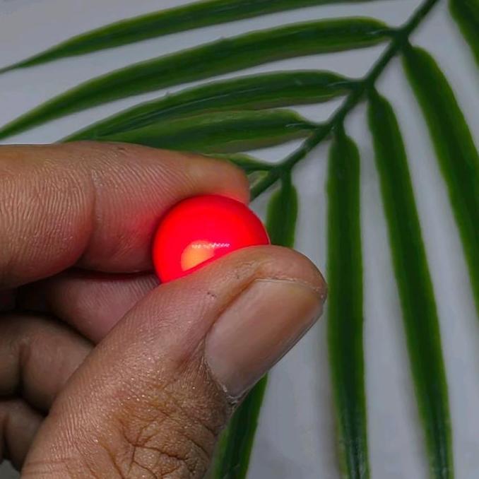 Alat sulap batu bulat menyala di dalam air