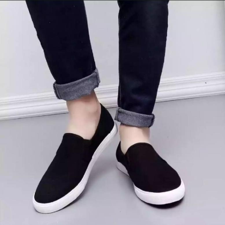 FREE ONGKIR SPATU PRIA TERBARU SEPATU SLIP ON HITAM POLOS SPATU SNEAKERS COWOK MURAH SPATU TANPA TAL
