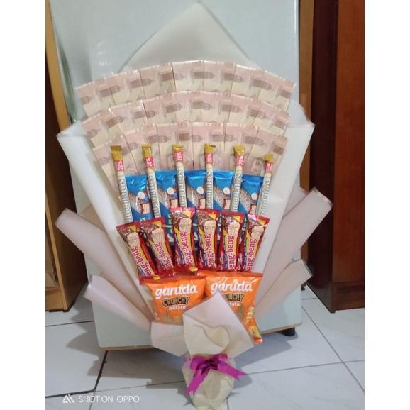 Bucket uang dan Snack uang sejumlah 100 rb n Snack sesuai gambar
