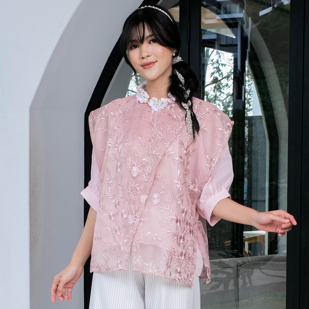 Holy Peony Vienna Outer Asymmetrical Vest  Brokat  Atasan Wanita Tanpa Lengan