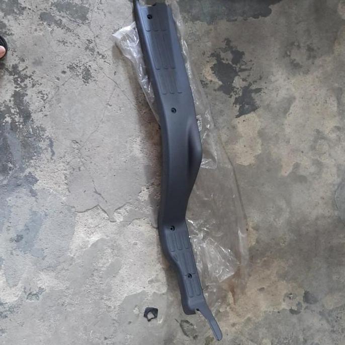 MK405205 SCUFF PLATE PENJEPIT KARPET CANTER PS125 PS110 ORI MITSUBISHI BARU