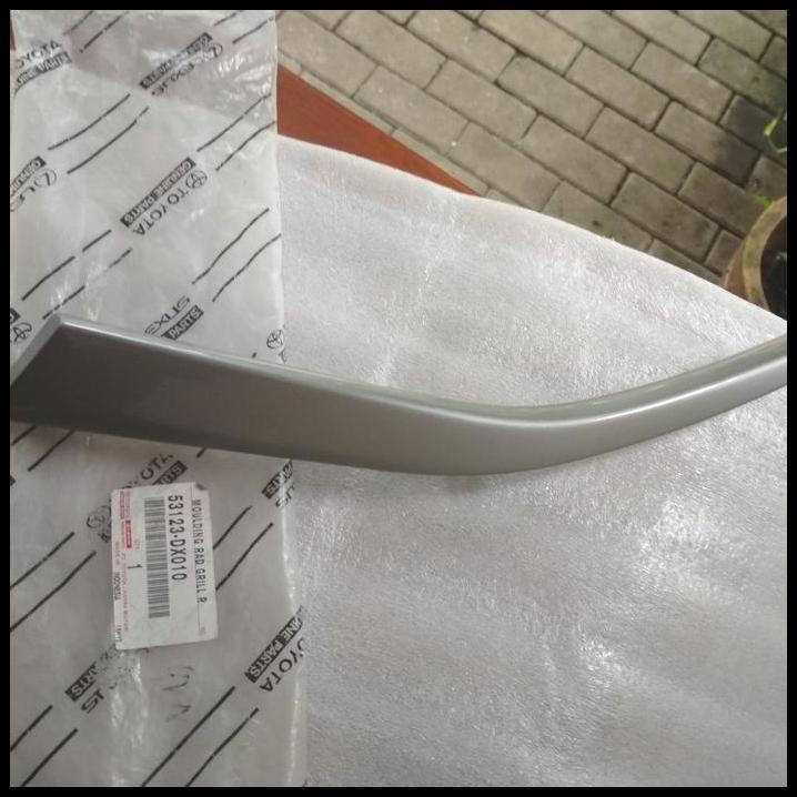 HOT DEAL MOULDING RAD GRILL KANAN TOYOTA INNOVA ORIGINAL WARNA SILVER STONE 