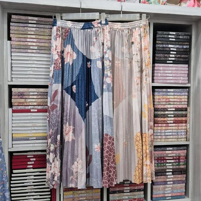 RANIA ROK plisket motif promo