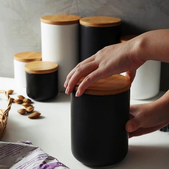 Toples Keramik Tempat Kopi Bumbu Dapur Serbaguna Tutup Kayu