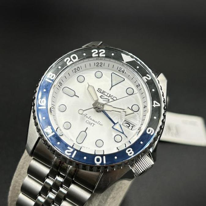 Jam Tangan Seiko 5 Sports SSK033K1 Automatic GMT Silver Dial SKX Series White Batman Jubilee Strap