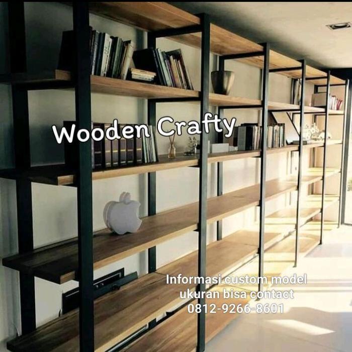 Rak buku dinding ambalan kayu asli Mahogany rangka besi hollow