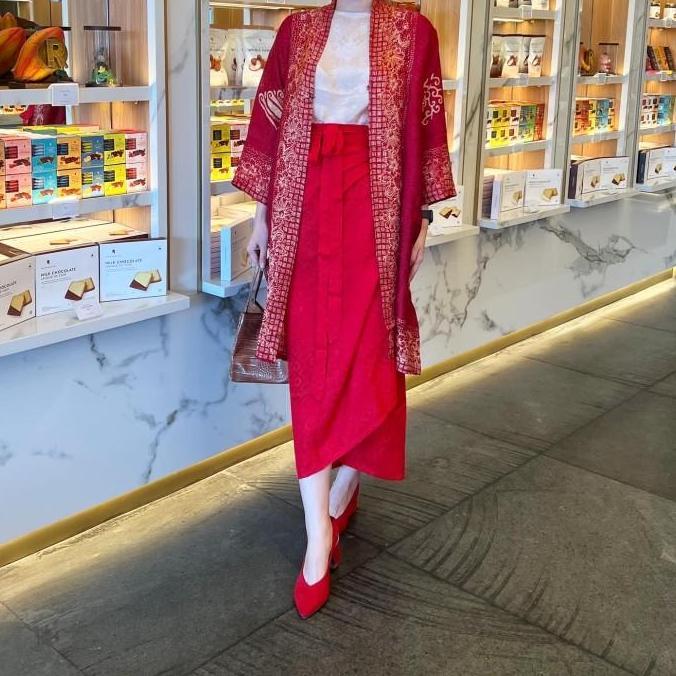 Lausboutique-Outer Button-Red Series-Outer Batik Merah Natal Panjang Wanita Semi Motif Blazer