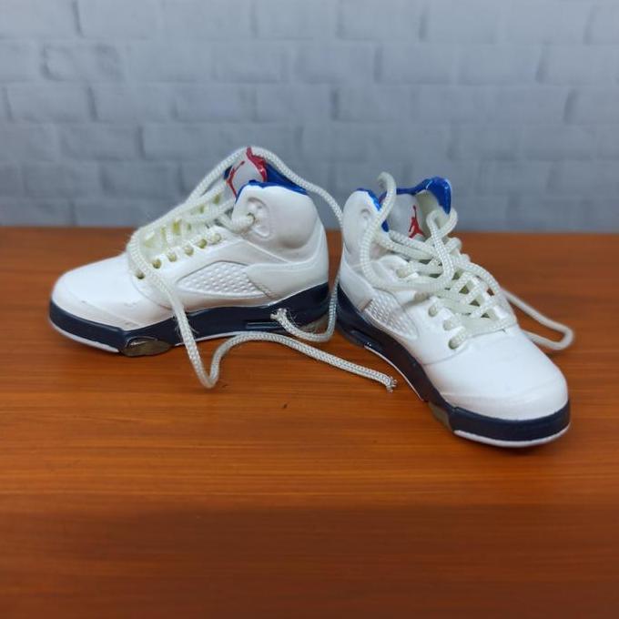 1/6 Sepatu Sneakers Air Jordan 5 White Blue Miniatur