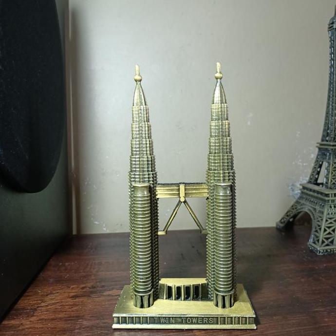 miniatur pajangan twin tower Petronas