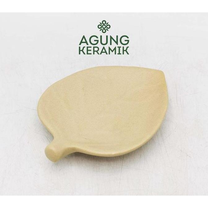 Piring Motif Daun Agung Keramik