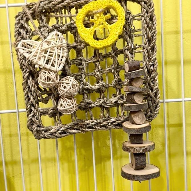 MAINAN KELINCI ONEL HAY MESH SQUARE 002/rabbit toys/rabbit chew toys