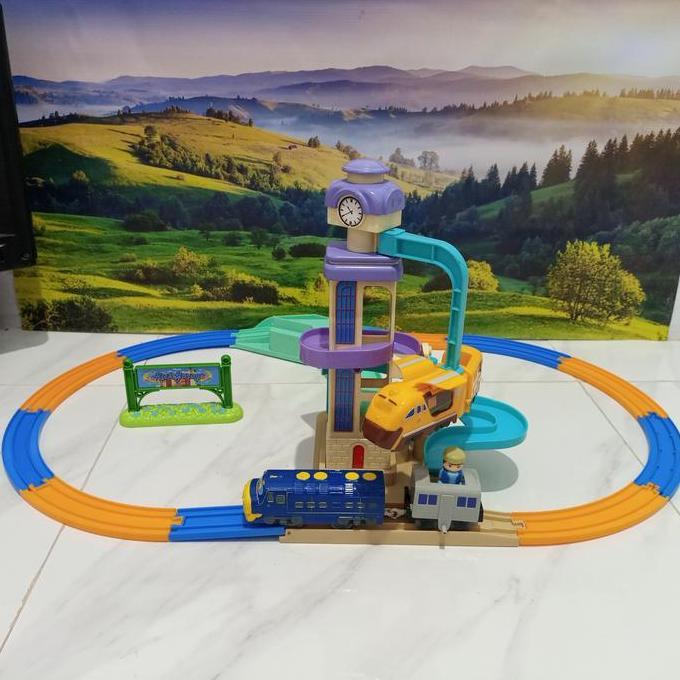 Takara Tomy Plarail Chuggington Brewster With Action Clock Tower