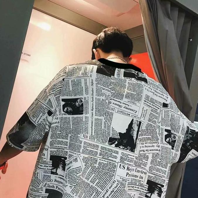 Kaos T-Shirt Lengan Pendek Longgar Motif Print Koran untuk Pria