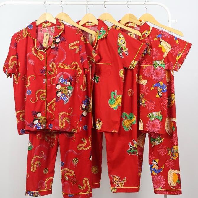 WINGO - Baju Tidur Imlek BerKerah Anak dan Dewasa Shio Ular 2025 Warna Merah Celana Panjang