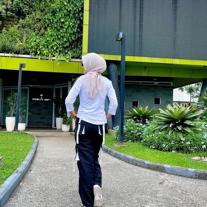 Lansungkirim- Setelan Senam Dan Olahraga Set Atasan N Putih Lis Hitam Dengan Celana Senam Cargo Zumb