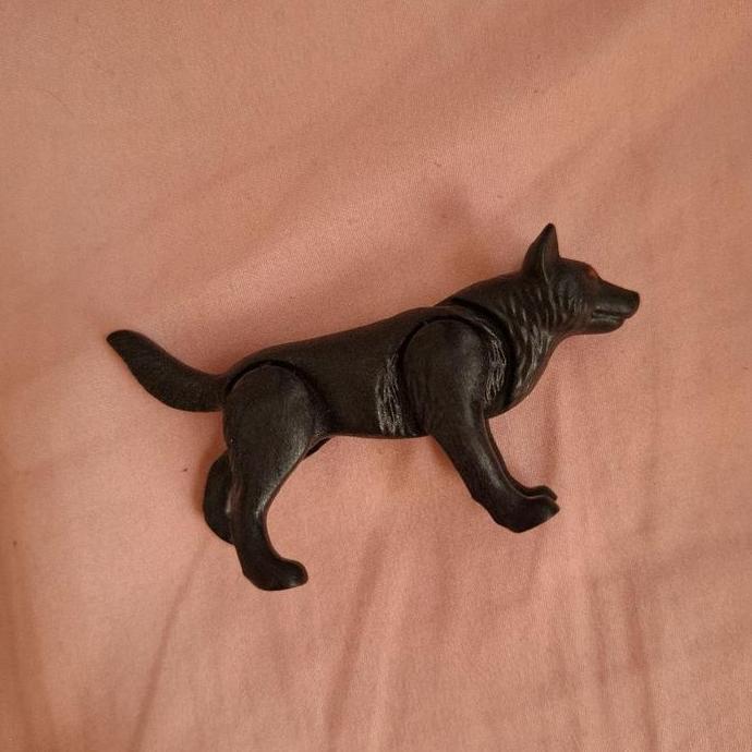 playmobil figure srigala hitam mata merah