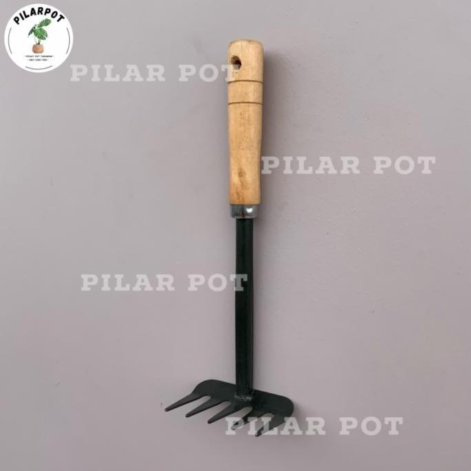 Gardensw- Garpu Besi Gagang Kayu Untuk Garukan Tanah Berkebun - Garpu Tanah