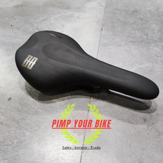 Saddle Dominate Black 142mm by DDK Black dark Green