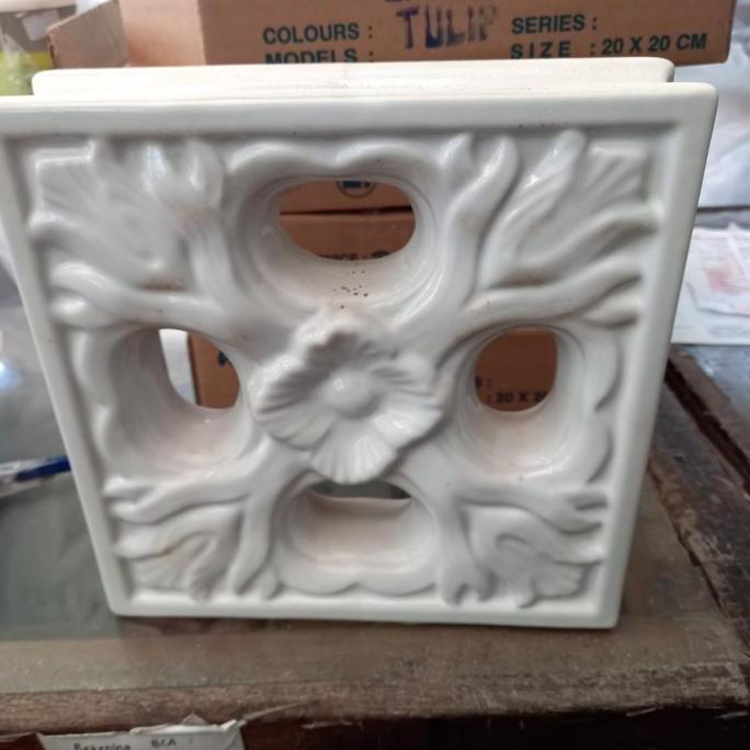 ROSTER KERAMIK LUBANG ANGIN ANTI TAMPIAS murah