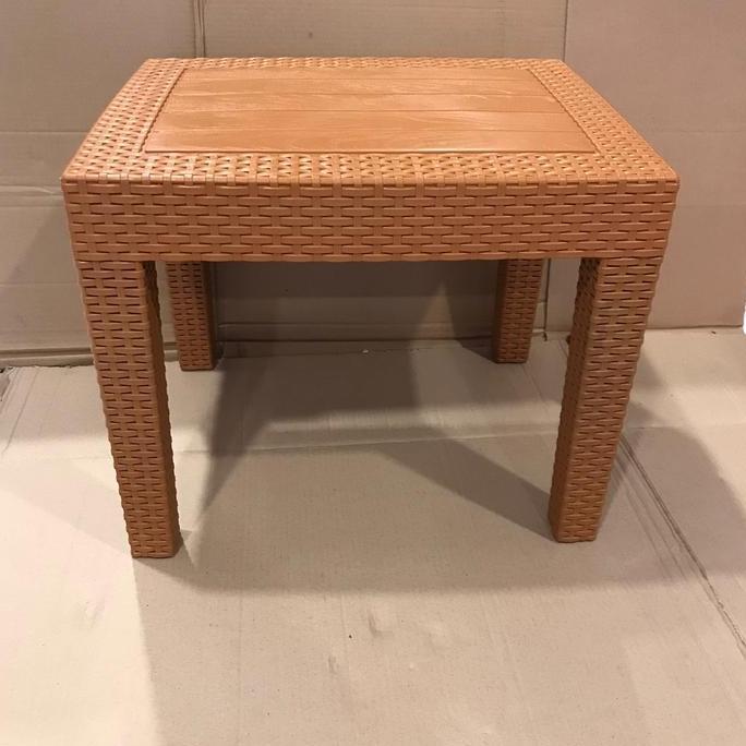 Meja plastik motif rotan tabitha