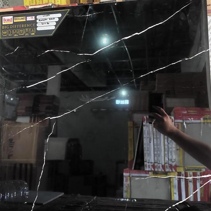 GRANIT 60X60 HITAM MOTIF MARMER SALUR PUTIH