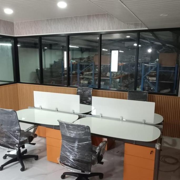 meja workstation minimalis kaca