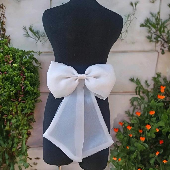 Aplikasi pita baju putih bersih berekor organza glowing WS