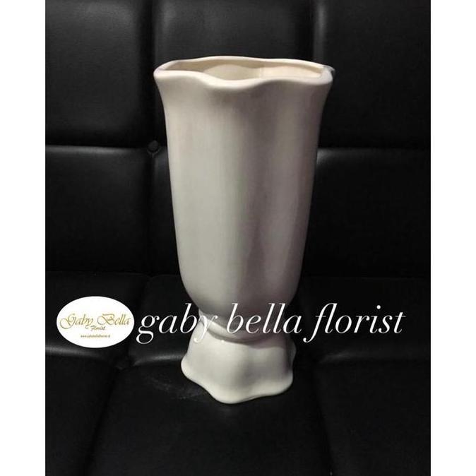 Pot keramik. (6) Vas keramik. Vas keramik putih. Pot bunga putih. Pot