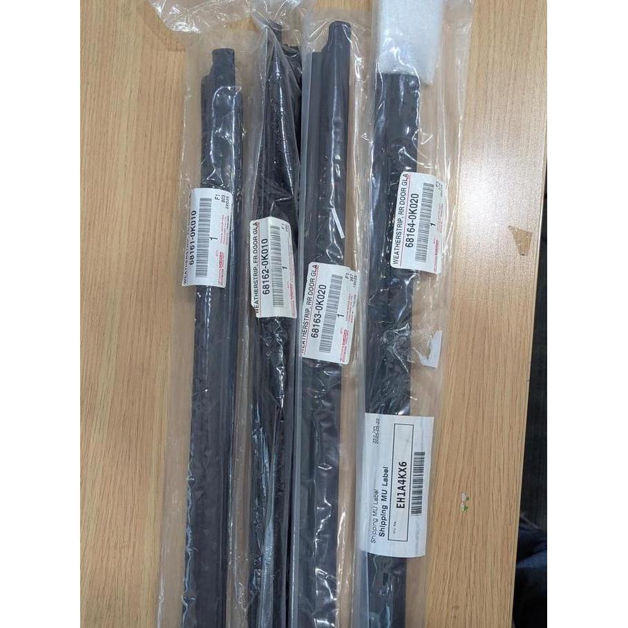 Karet Kaca Pelipit Luar Fortuner Original Toyota