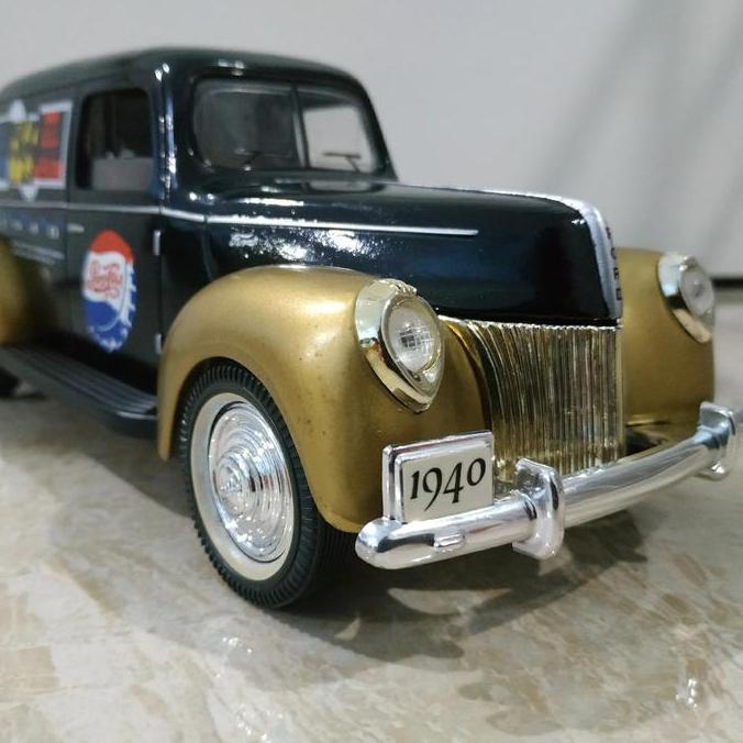 Diecast 1:18 Ford Delivery Van Golden Wheel no Hotwheels Coin Bank
