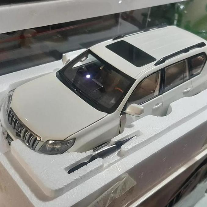 diecast skala 1:18 Dealerbox toyota Prado
