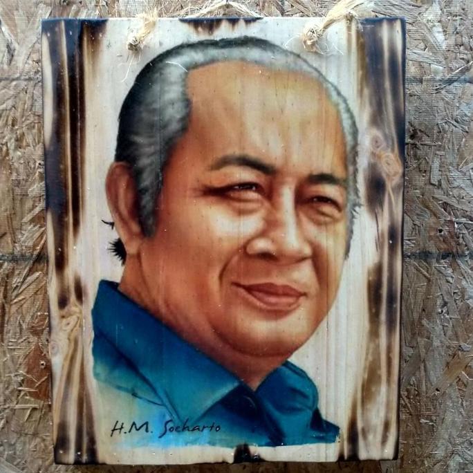 LUKISAN KAYU BPK SOEHARTO HIASAN DINDING VINTAGE RUANG TAMU KANTOR