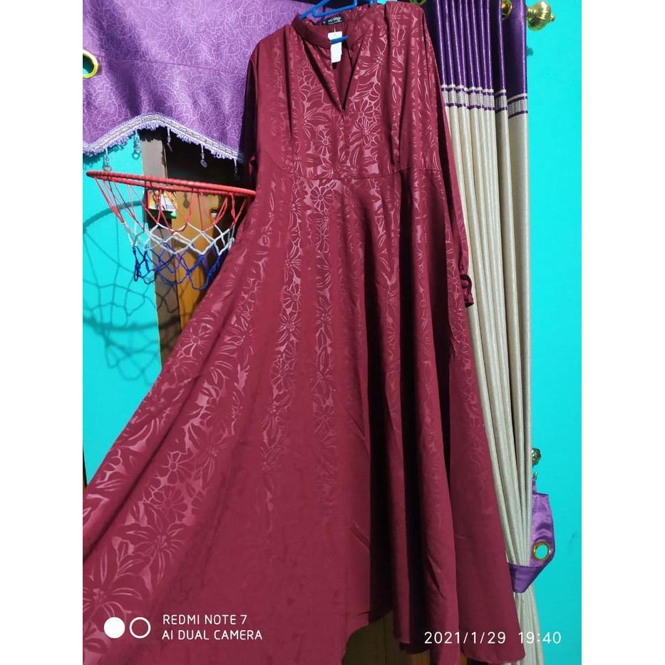 (Terbaru) [Gamis Hermosa] Gamis Hermosa Embos Motif Bunga Lily Warna Marun-Gamis Syari Marun Premium