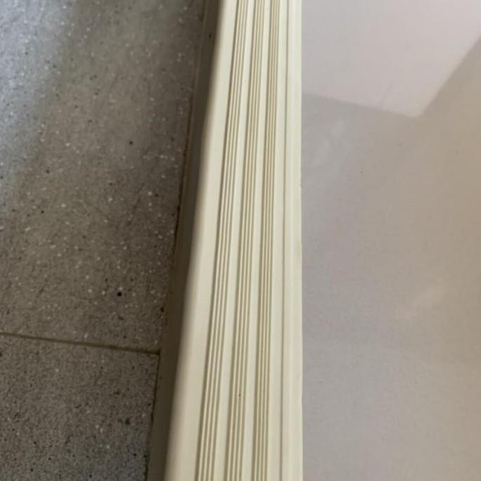 Lis tangga karet pengaman siku anti slip cream polos WHY