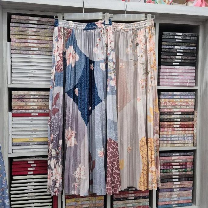 RANIA ROK plisket motif promo