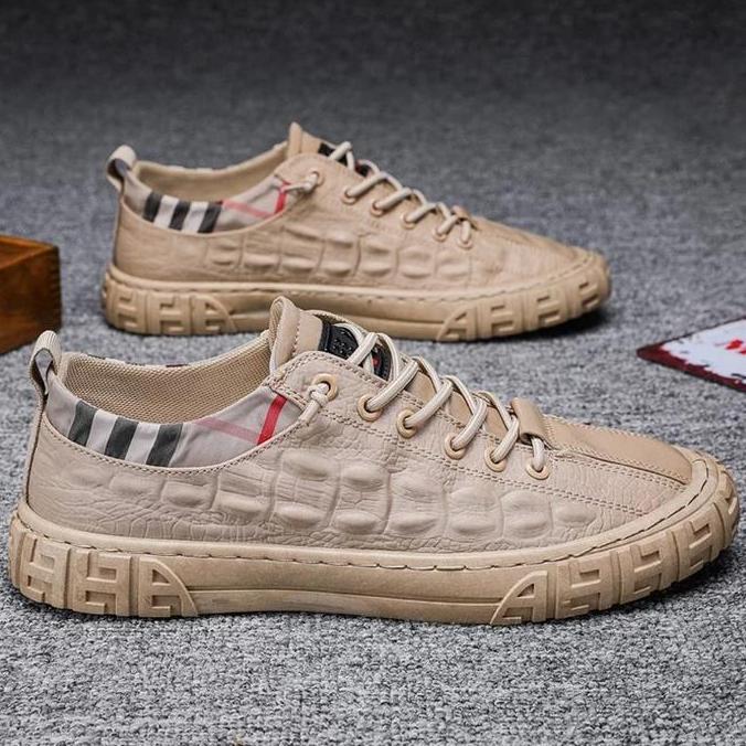 Sepatu Sneakers Casual Pria Bahan Kain untuk Olahraga