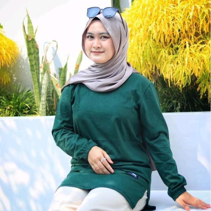 Atasan Kaos Tunik Muslim Wanita Warna Hijau Botol Polos Lengan Karet Panjang Bahan Katun Combed 24s 