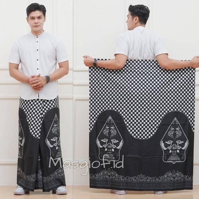 Otwkirim- Sarung Batik Cowok Dewasa Muslim Pria Motif Gunungan Hitam Putih Nyaman  Sarung Sarung  De